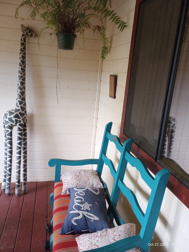 Front Porch to Mainhouse with sitting bench…Chickens can be seen to say hello :) - 281 Kaikea St