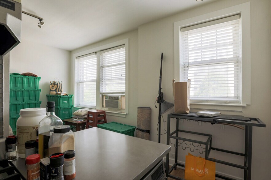 Building Photo - 511 W Belmont Ave