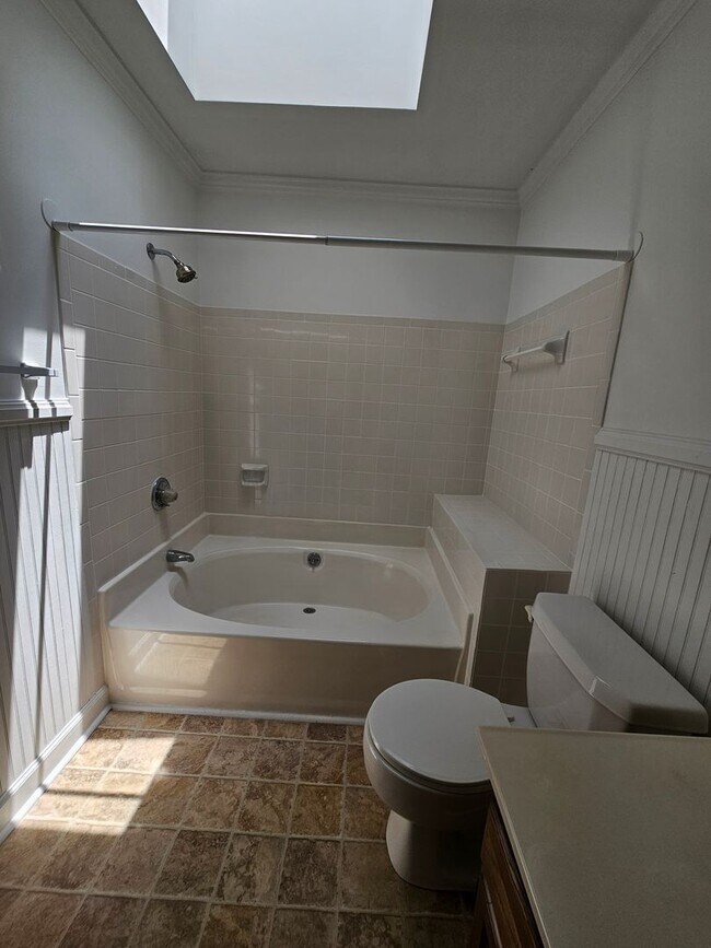 Building Photo - Townhome in Greensboro!