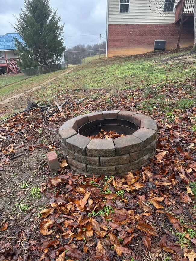 Building Photo - 4 Bedroom/3 Bathroom House in Piney Flats, TN