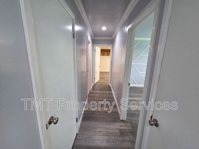 Building Photo - 9 W Robinhood Dr