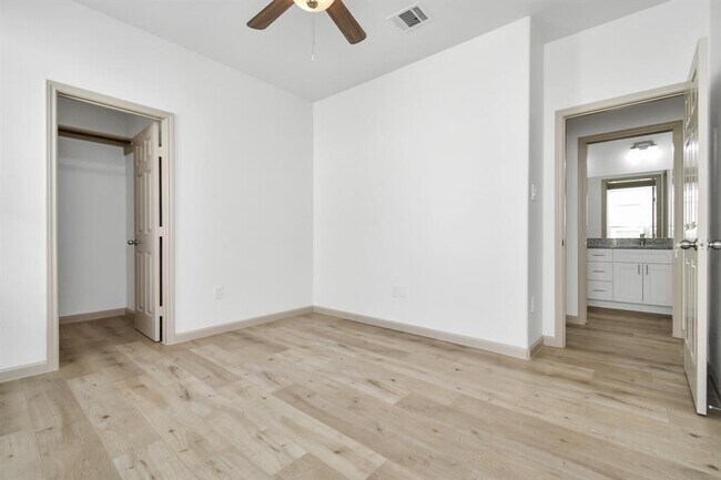 Building Photo - 2119 Esther Dr