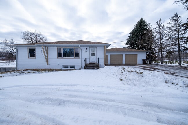 Building Photo - 22925 Oakdale Dr