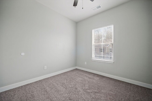 Building Photo - Luxurious 3-bedroom 2.5 bath townhome with Garage in Chesapeake