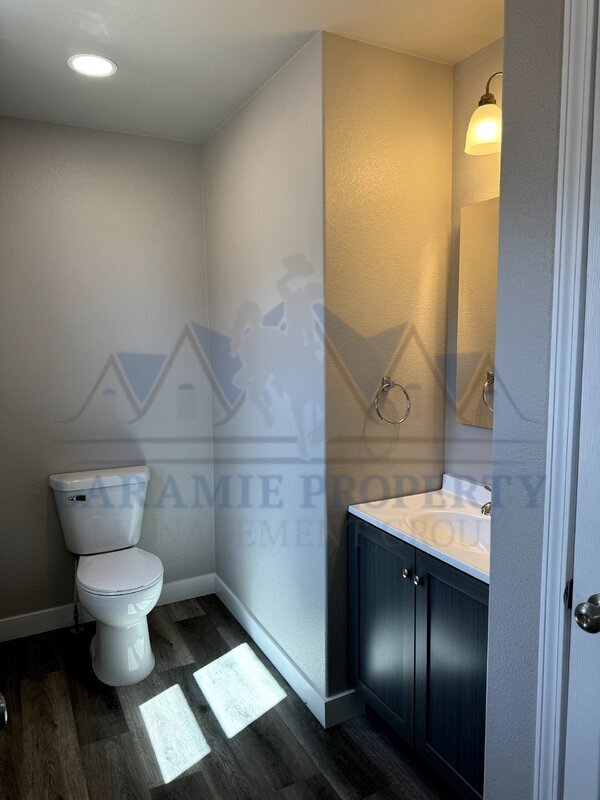 Building Photo - 4521 E Bobolink Ln
