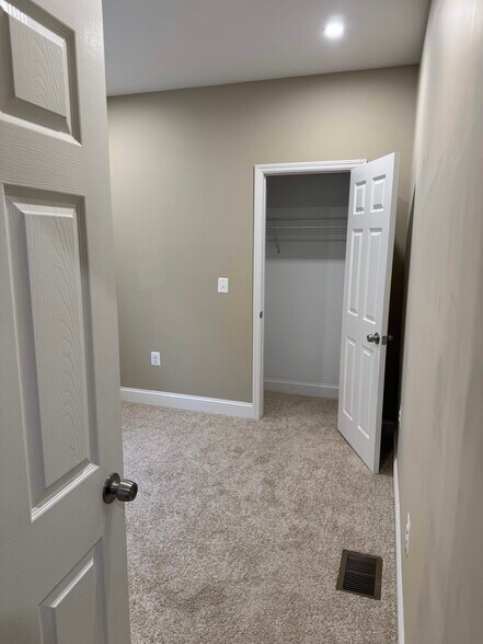 Building Photo - 5 S Augusta Ave