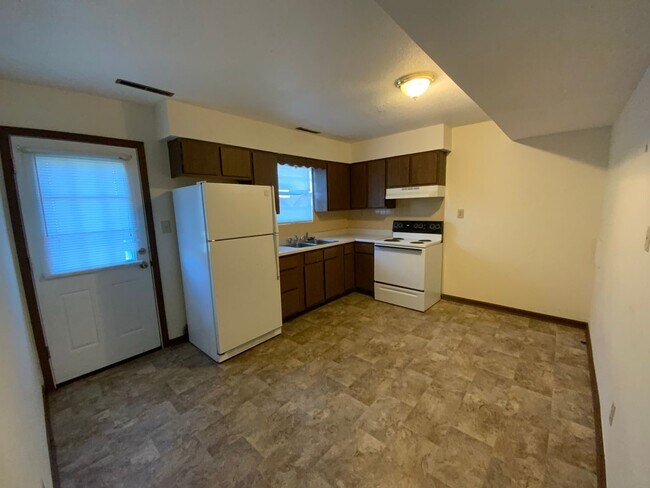 Building Photo - 560 NE Park Ln