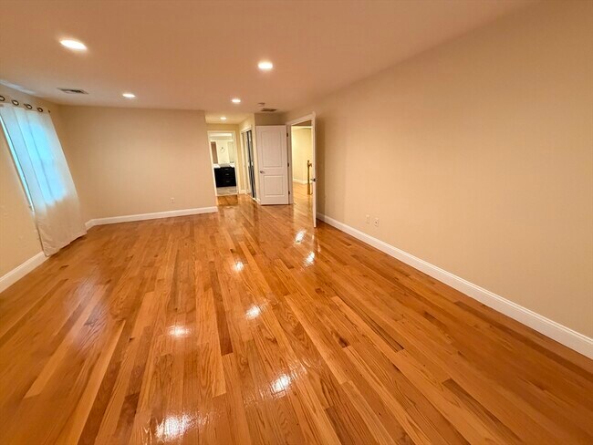 Building Photo - 112 E Quinobequin Rd