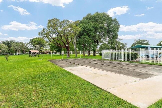 Building Photo - 5442 Lakewood Cir S