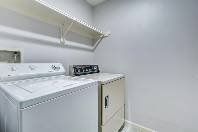 Building Photo - 7039 Clustering Oak Ct