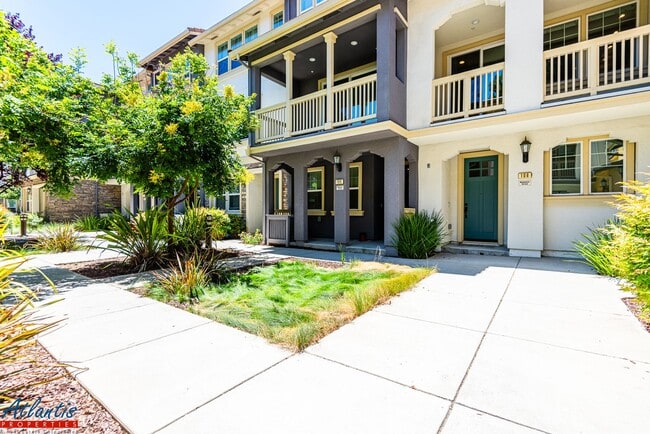 Building Photo - Gorgeous Condo | Premium Materials