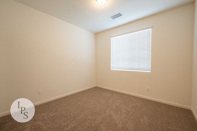 Building Photo - Newer East Clovis Home, 4BR/2BA, with Sola...