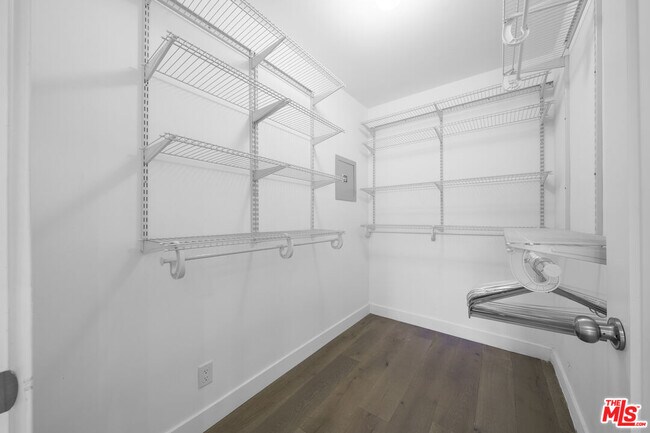 Building Photo - 848 N Las Palmas Ave