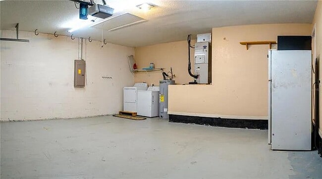 Building Photo - Highland Chase Three Bedroom, Updated Kitchen and Large Patio