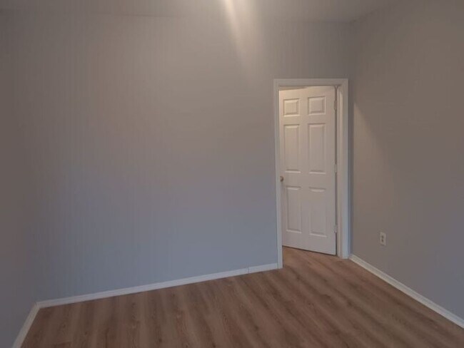 Building Photo - 3 Bedroom Apartment w Free Heat