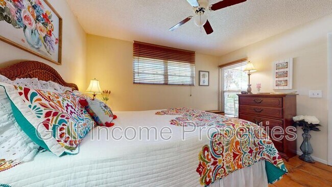 Building Photo - 5037 Village Garden Dr