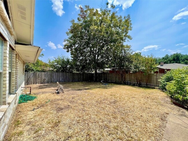 Building Photo - 2732 Parkhaven Dr