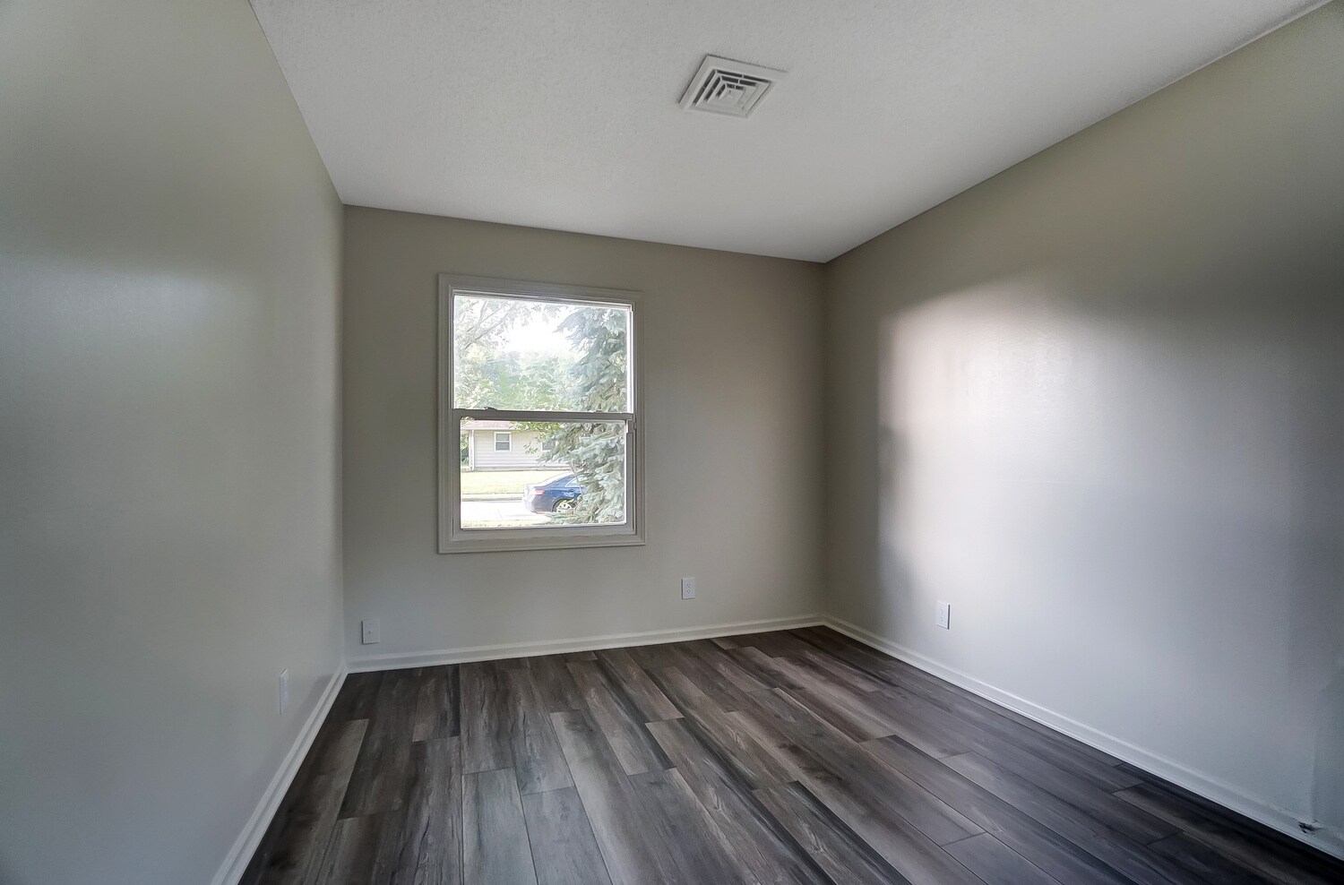 Building Photo - 1107 Larch Ln