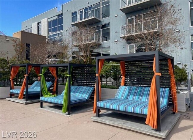 Building Photo - Gorgeous Views! Fully Furnished Modern loft-style