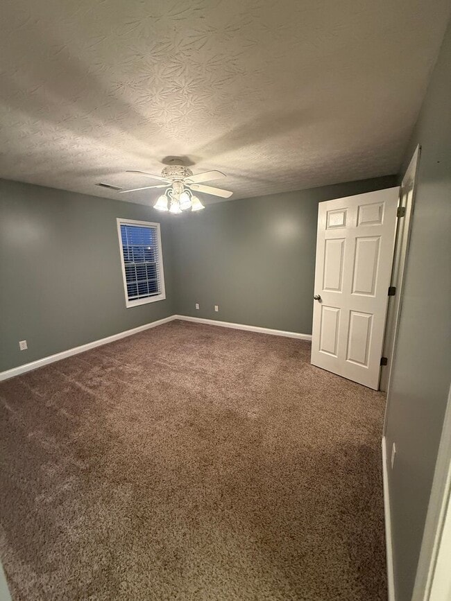 Building Photo - 3 Bed/2 Bath House with 2 Car Garage