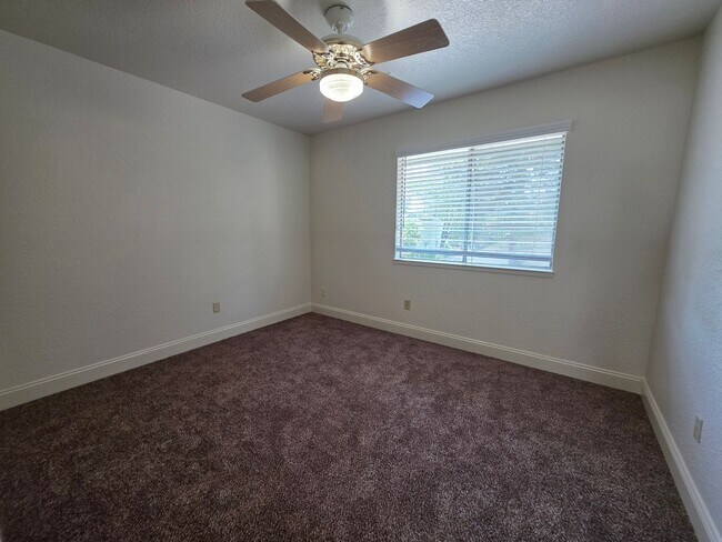 Building Photo - 3 bedroom condo w/2 car garage!
