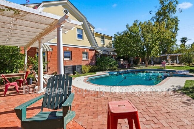 Building Photo - 525 W Lynwood St