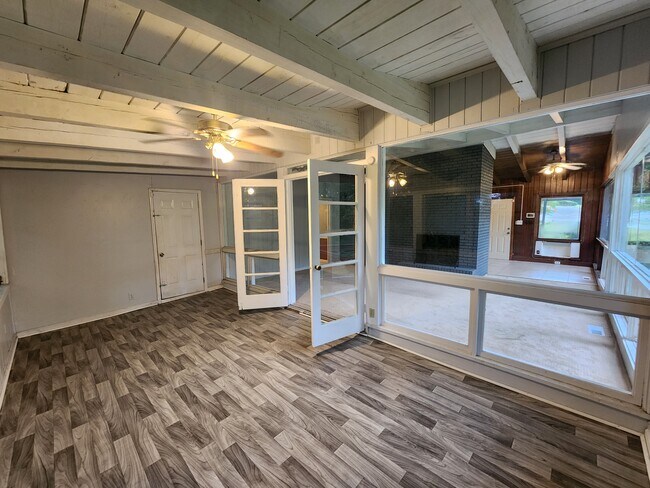 Building Photo - 4001 Calhoun Dr