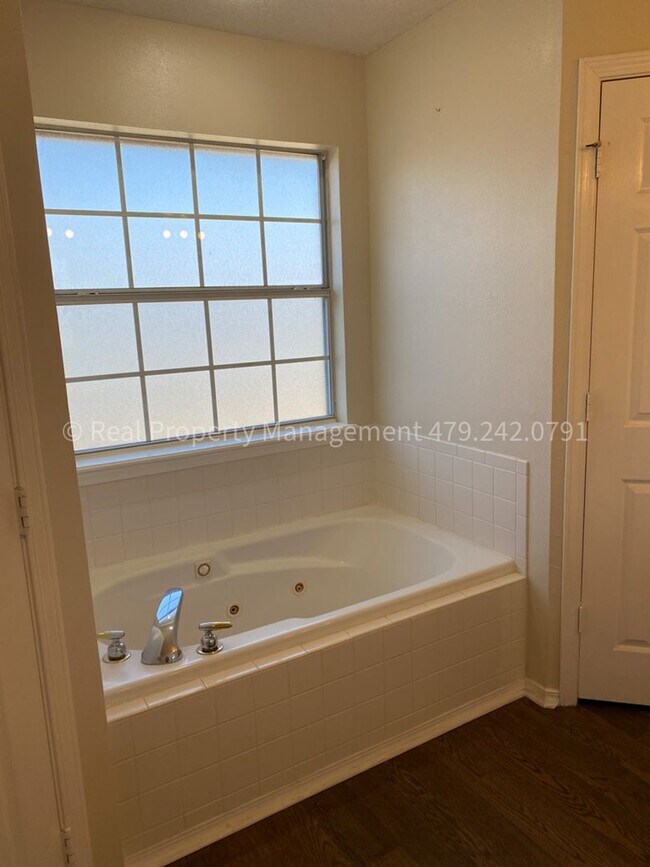 Building Photo - 6005 Sandy Parker Ct