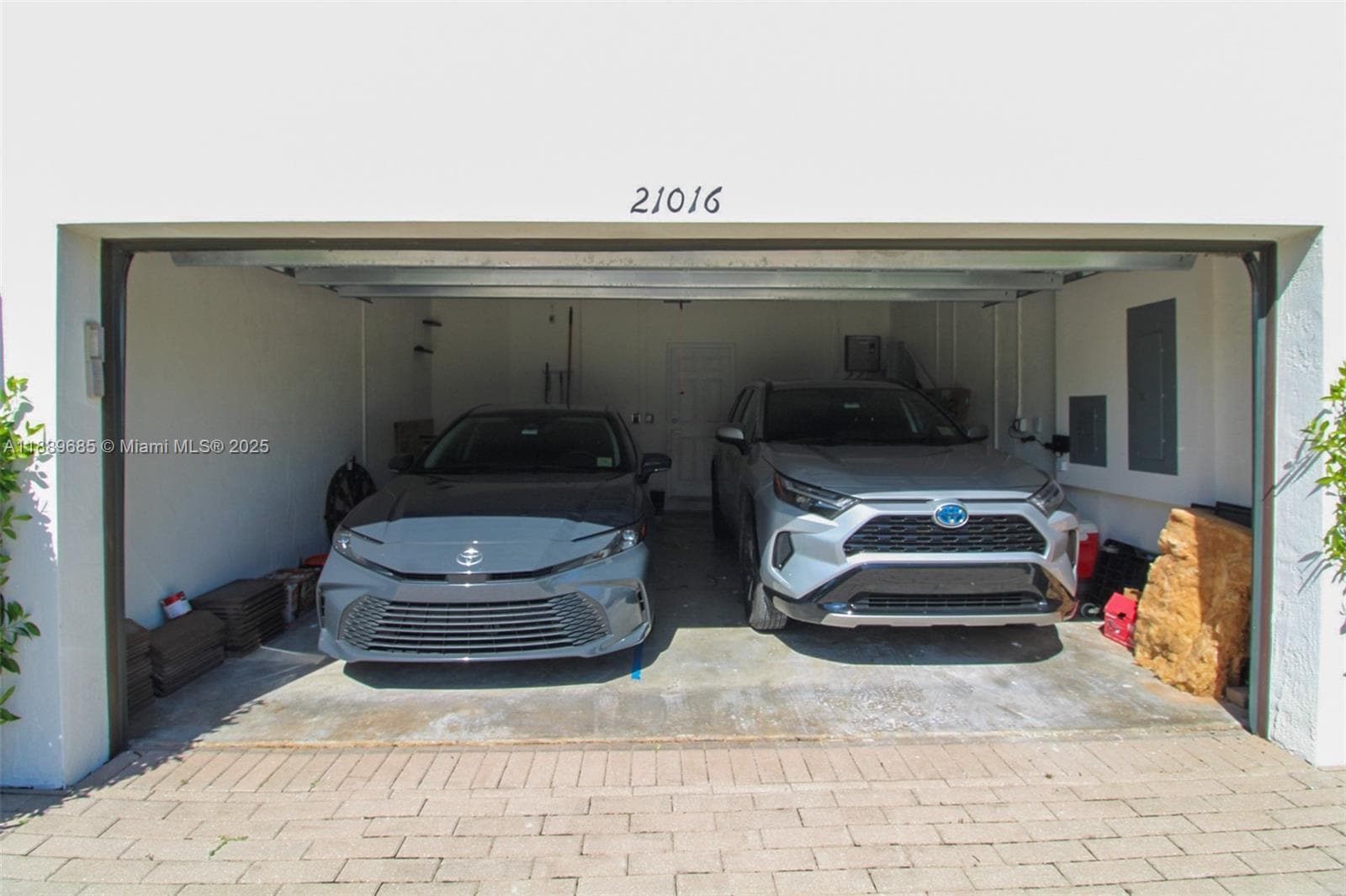 Building Photo - 21016 NE 2nd Ct