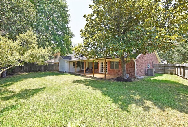 Building Photo - 2035 Shorewood Ln