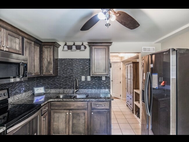 Building Photo - 907 N Graycroft Ave