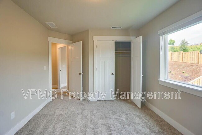 Building Photo - 2347 E Otter Lp