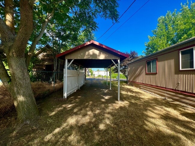 Building Photo - Newly Remodeled 3-Bedroom on Fully-Fenced Lot