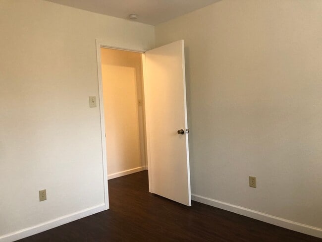 Building Photo - 208 E Denton Dr
