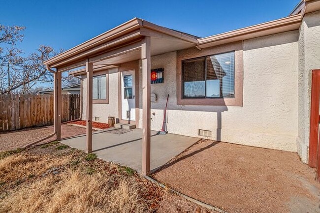 Building Photo - Charming 2-bedroom, 2-bathroom townhome with a 1-car garage