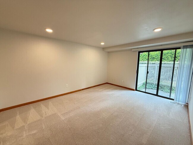 Building Photo - Updated 2BR Condo Near Juanita Village & Beach – Pool, Gym, Parking Included