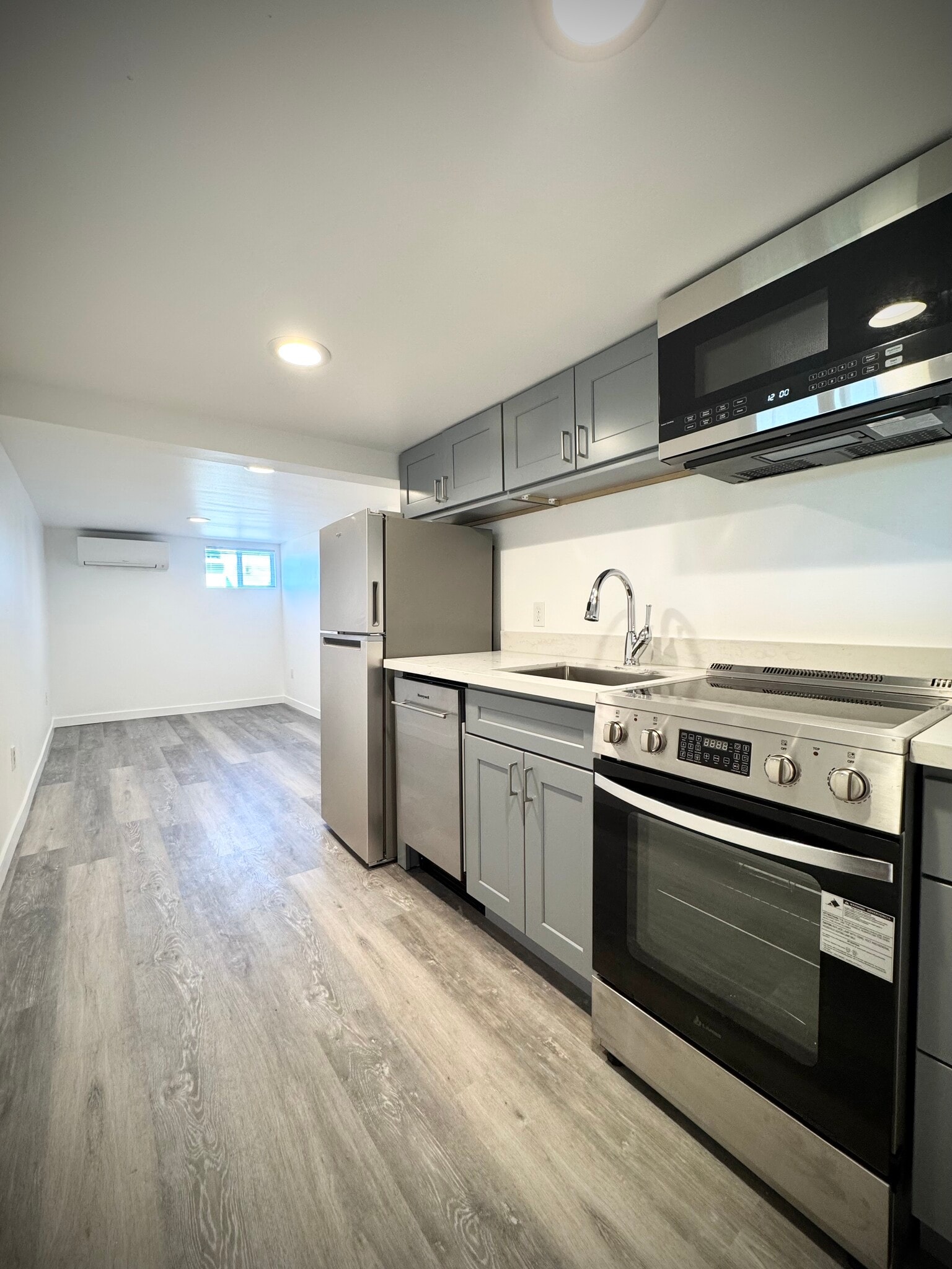 Building Photo - 6701 39th Ave SW
