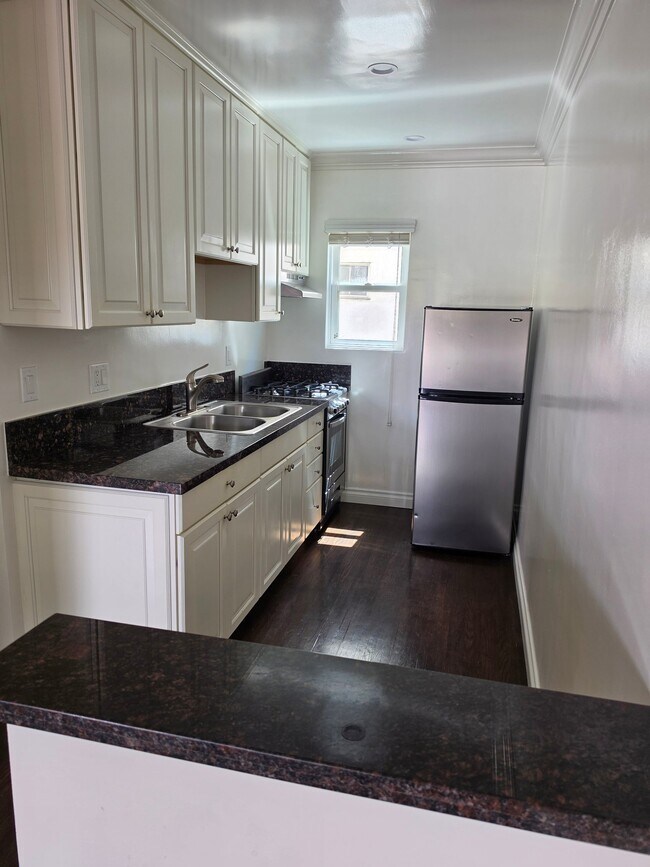 Building Photo - 1519 Armacost Ave