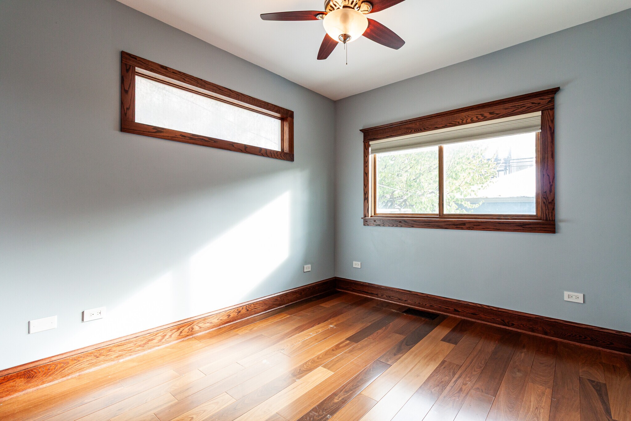 Building Photo - 1019 W Oakdale Ave