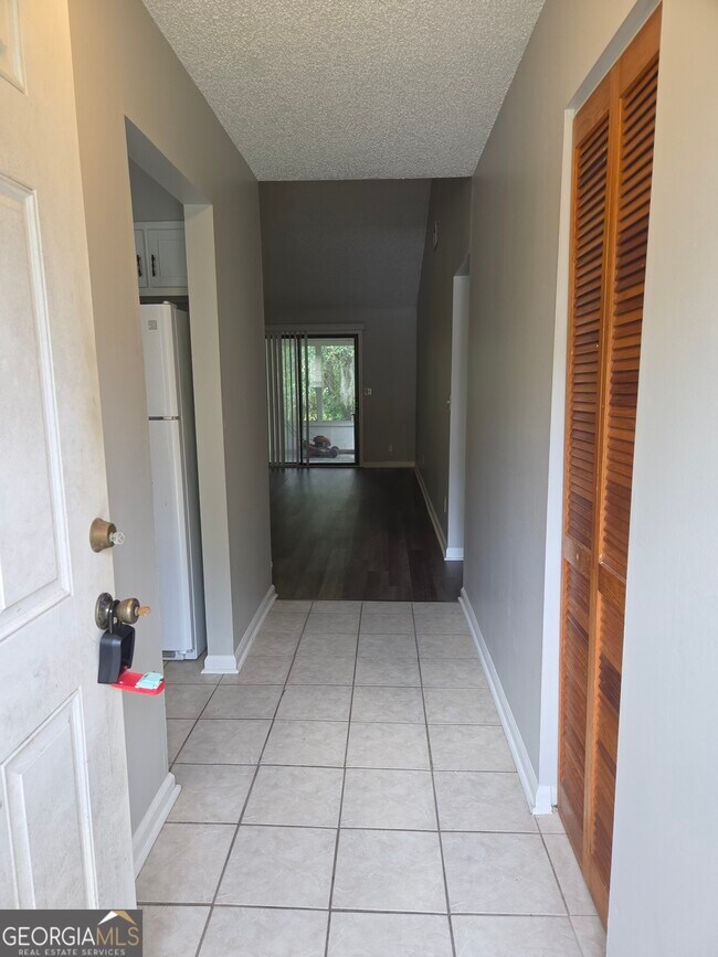 Building Photo - 425 Admiral's Walk Dr