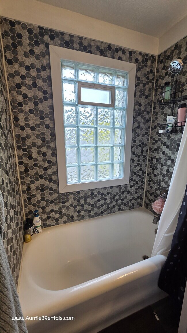 Building Photo - Beautiful 3bed 1 bath Duplex in Minneapoli...