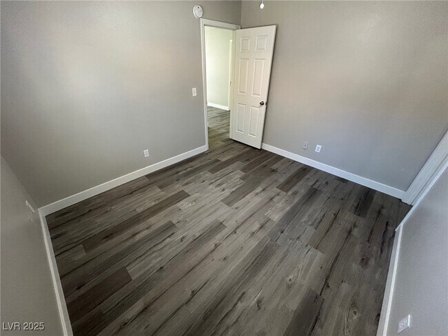 Building Photo - 5576 W Rochelle Ave.