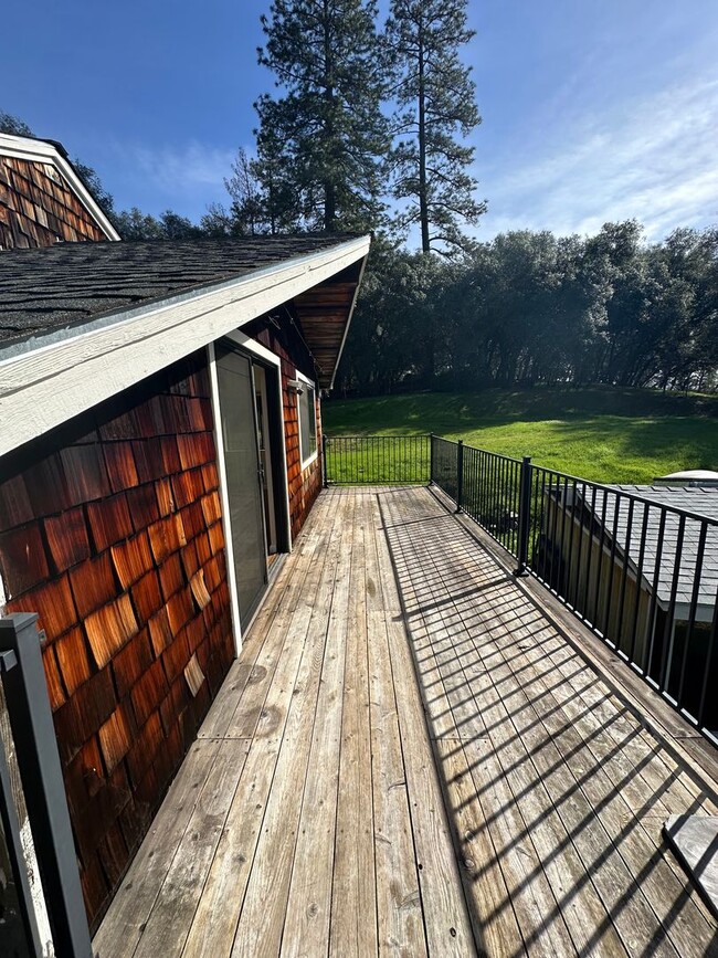 Building Photo - Beautiful home with lots of Land in Grass ...