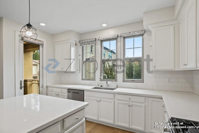 Building Photo - 31 Catania Common