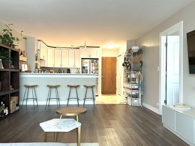 Building Photo - 5601 N Sheridan Rd