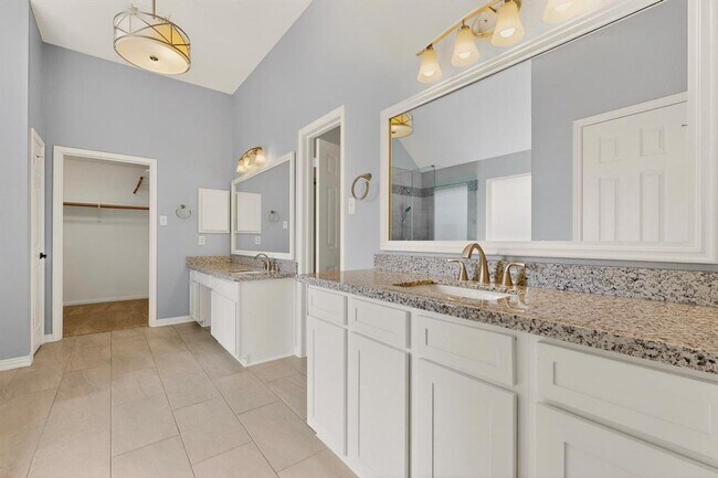 Building Photo - 2643 Henley Dr