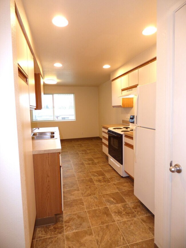 Building Photo - Rent Special: FREE June's Rent - 2 Bedroom 1 Bath Unit NE Salem!