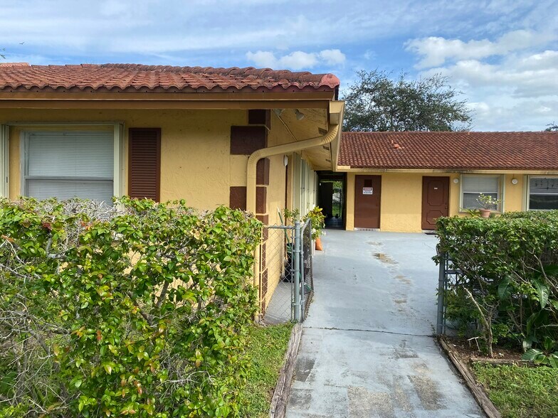 Building Photo - 3483 Coral Springs Dr