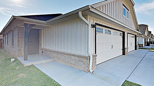 Building Photo - 3 Bedroom 2 Bath Duplex Near Tinker AFB!