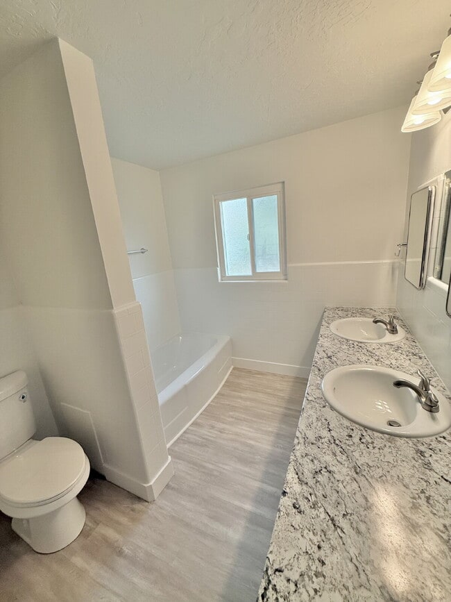 Building Photo - 288 W Diagonal #A 3 Bed/2 Bath